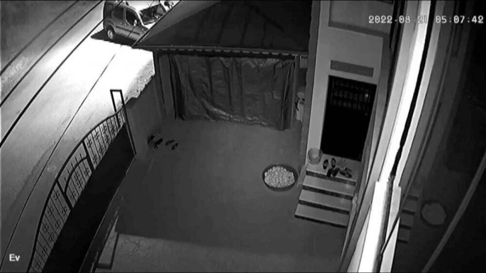 Kırmızı ışıkta bekleyen araca böyle çarptı