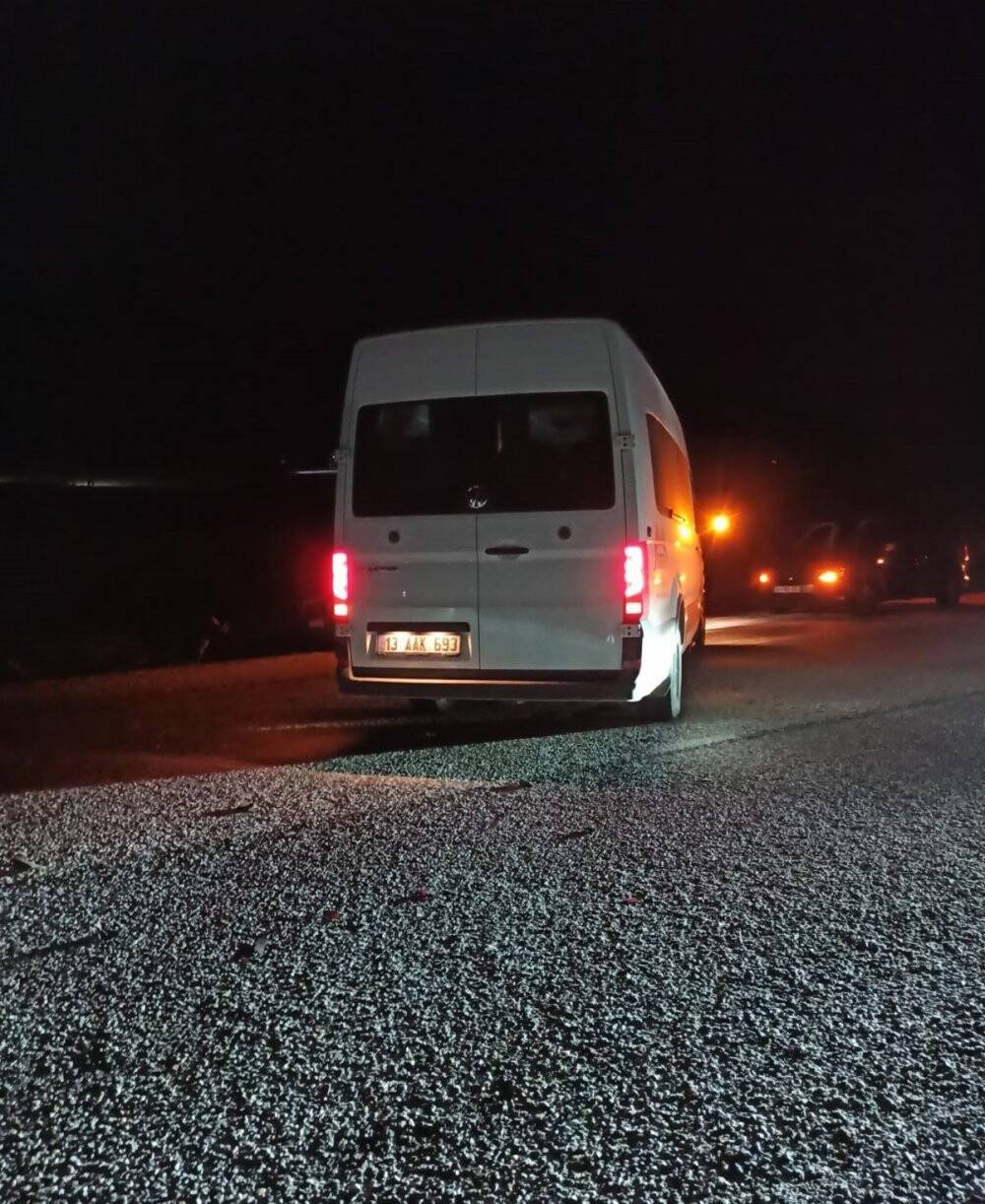 Minibüs sürüye çarptı: 40 koyun telef oldu