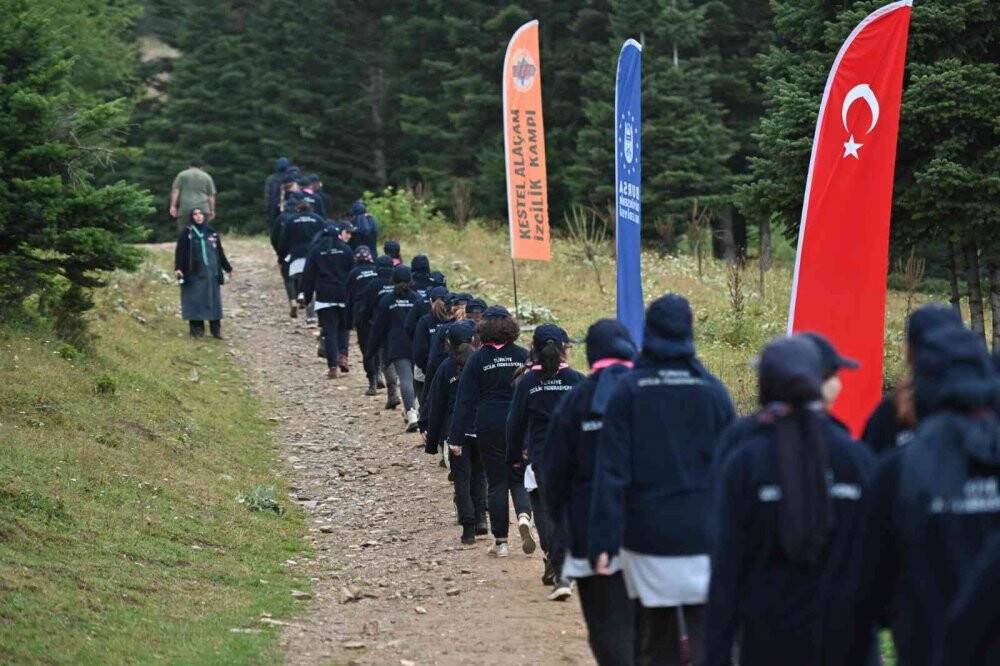 İzcilerin Uludağ eteklerinde kamp keyfi