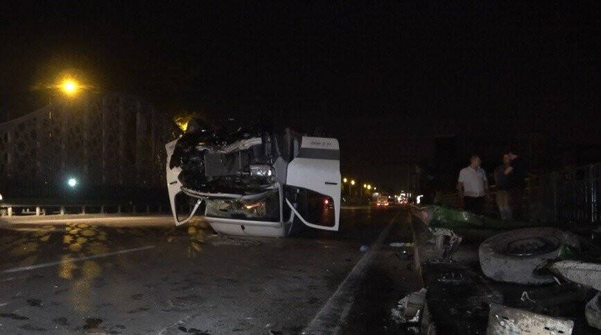 Direksiyon hakimiyetini kaybeden sürücü servis aracıyla ters döndü