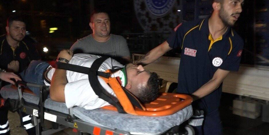 Direksiyon hakimiyetini kaybeden sürücü servis aracıyla ters döndü