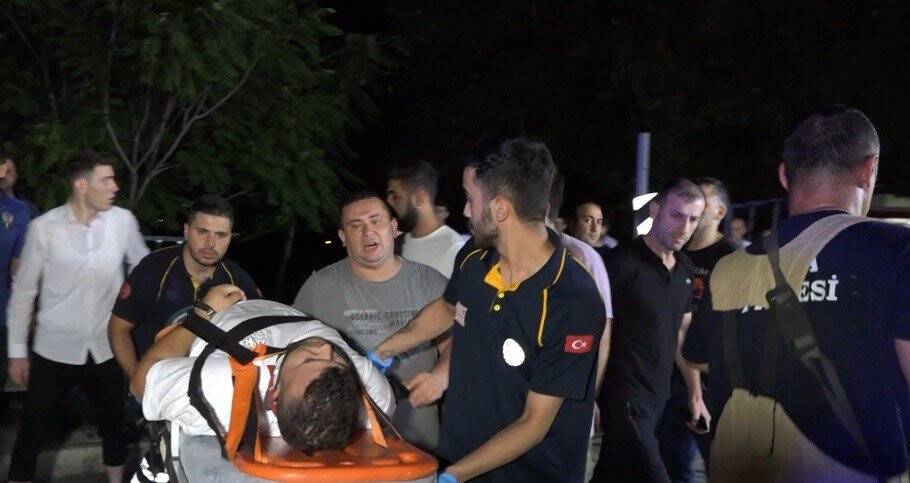 Direksiyon hakimiyetini kaybeden sürücü servis aracıyla ters döndü