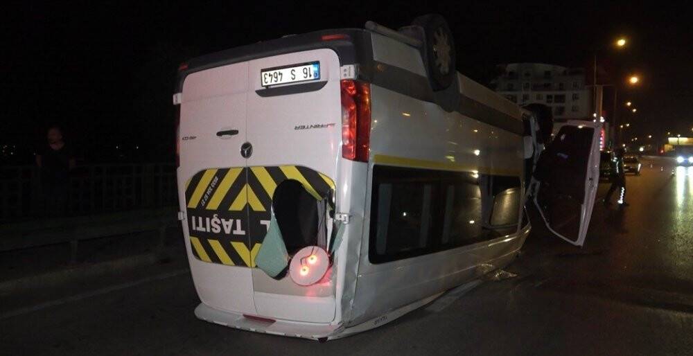 Direksiyon hakimiyetini kaybeden sürücü servis aracıyla ters döndü