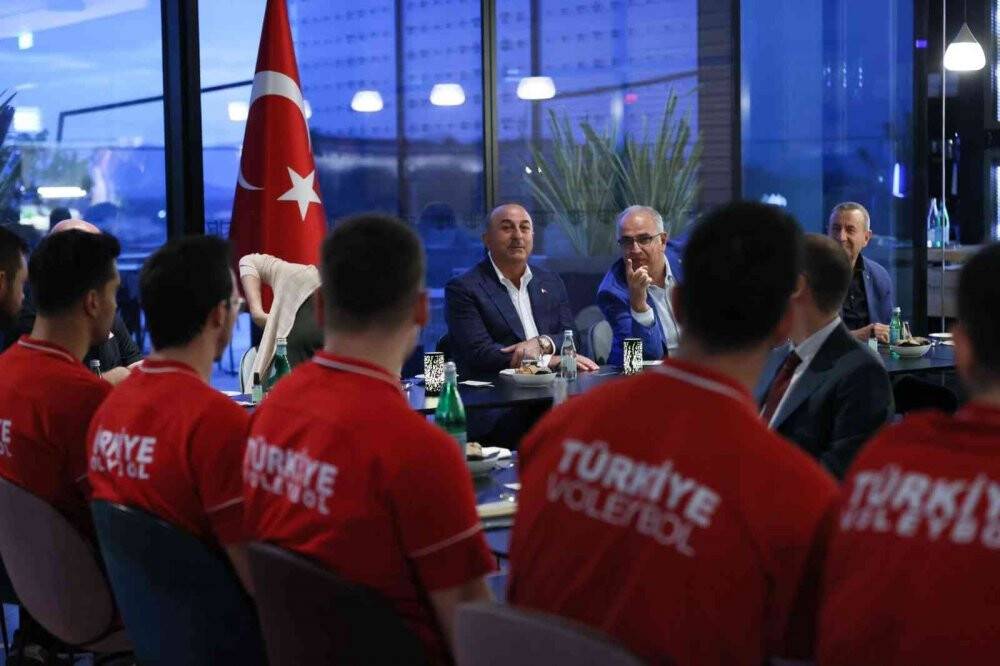 Dışişleri Bakanı Mevlüt Çavuşoğlu, Filenin Efeleri’ni ziyaret etti