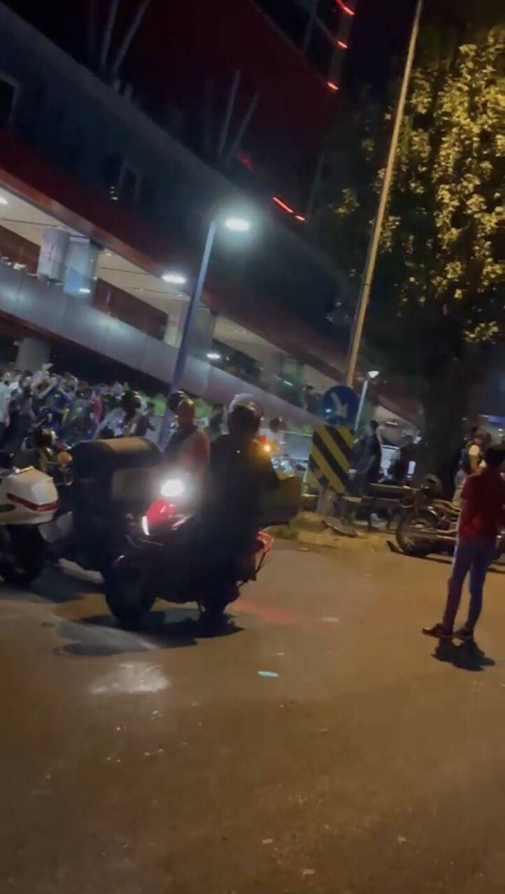 İstanbul’da polise saldıran gruba biber gazlı müdahale kamerada: 3 polis yaralı, 6 gözaltı