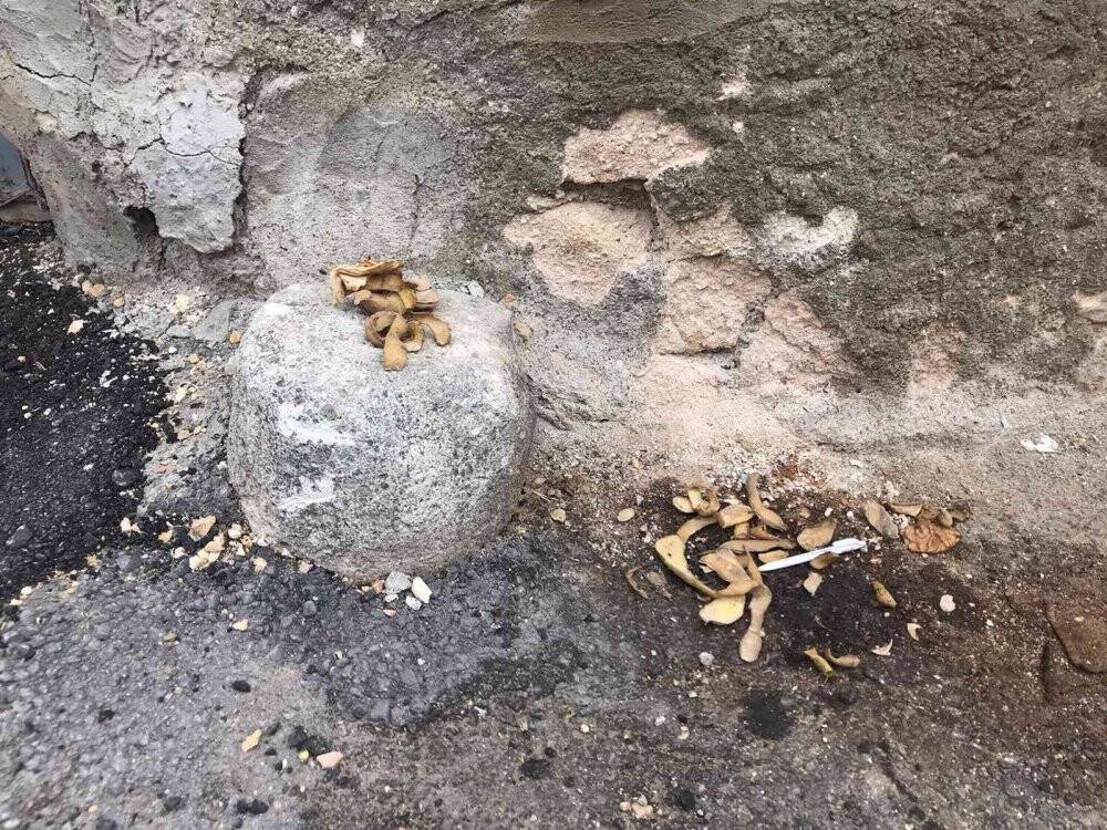 “Sadaka Taşı” çöplük oldu