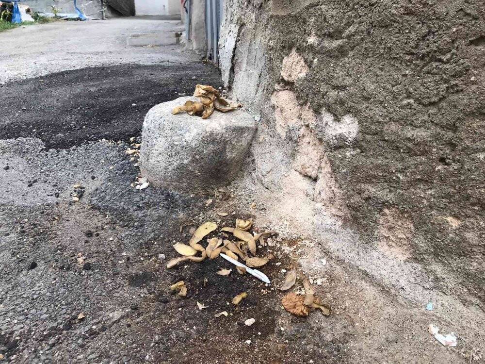 “Sadaka Taşı” çöplük oldu