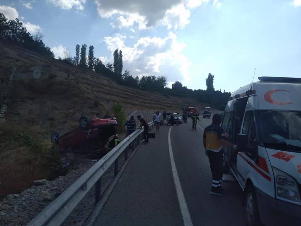 Takla atan otomobilde aynı aileden 4 kişi yaralandı