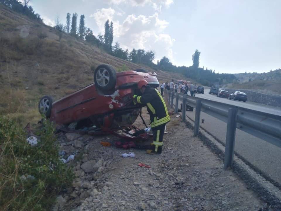 Takla atan otomobilde aynı aileden 4 kişi yaralandı