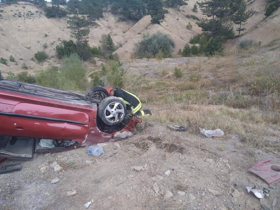 Takla atan otomobilde aynı aileden 4 kişi yaralandı