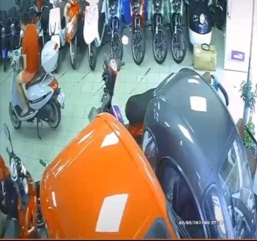 Viteste unutulan motosiklet, mağazada böyle harekete geçti