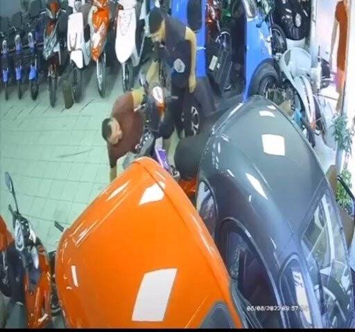 Viteste unutulan motosiklet, mağazada böyle harekete geçti