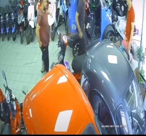 Viteste unutulan motosiklet, mağazada böyle harekete geçti