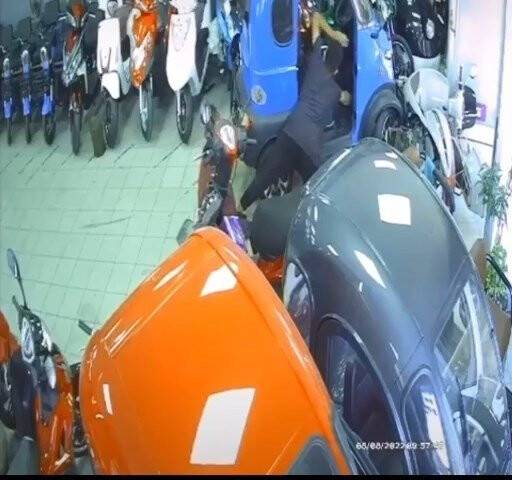 Viteste unutulan motosiklet, mağazada böyle harekete geçti