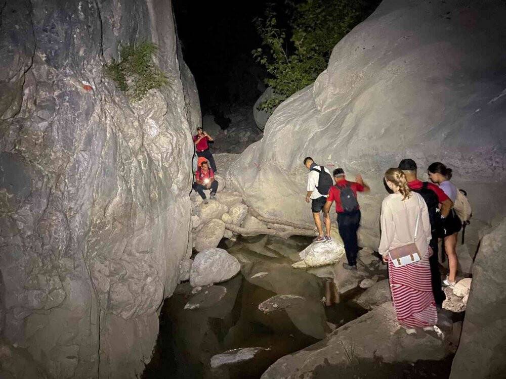 Yolunu kaybedip dağda mahsur kalan 3 turist  jandarma tarafından kurtarıldı