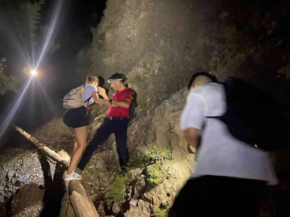 Yolunu kaybedip dağda mahsur kalan 3 turist  jandarma tarafından kurtarıldı