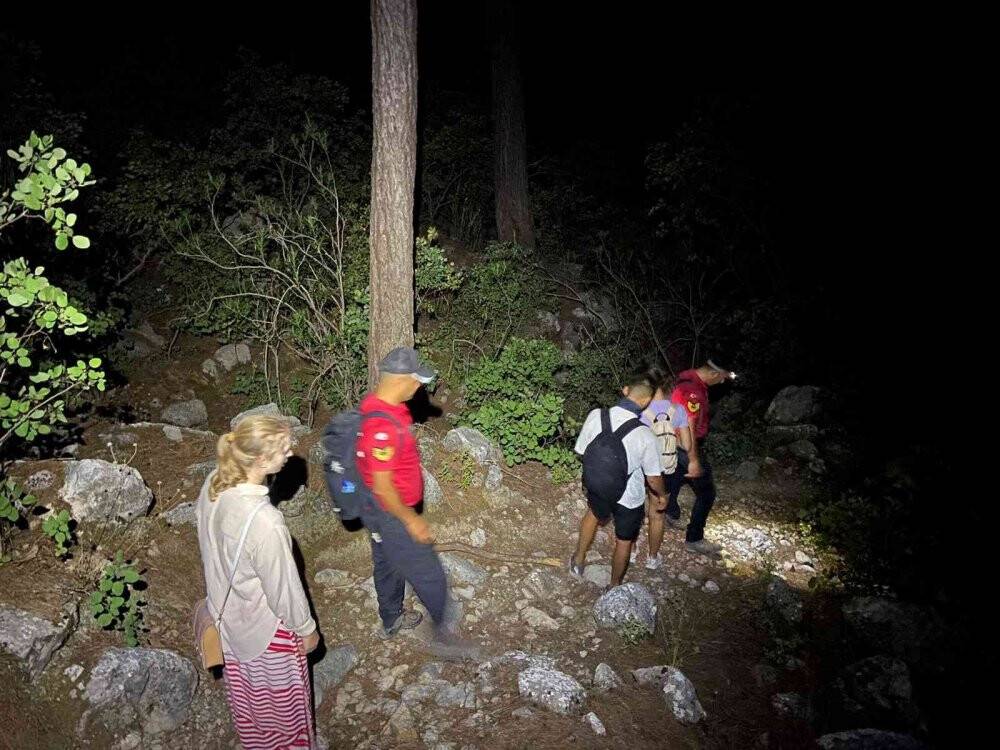 Yolunu kaybedip dağda mahsur kalan 3 turist  jandarma tarafından kurtarıldı