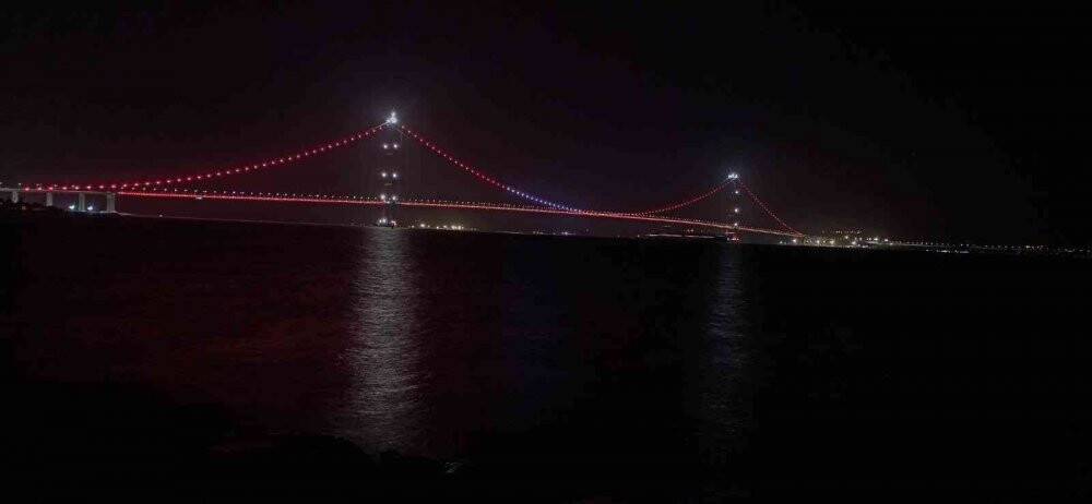 1915 Çanakkale Köprüsü kırmızı beyaz