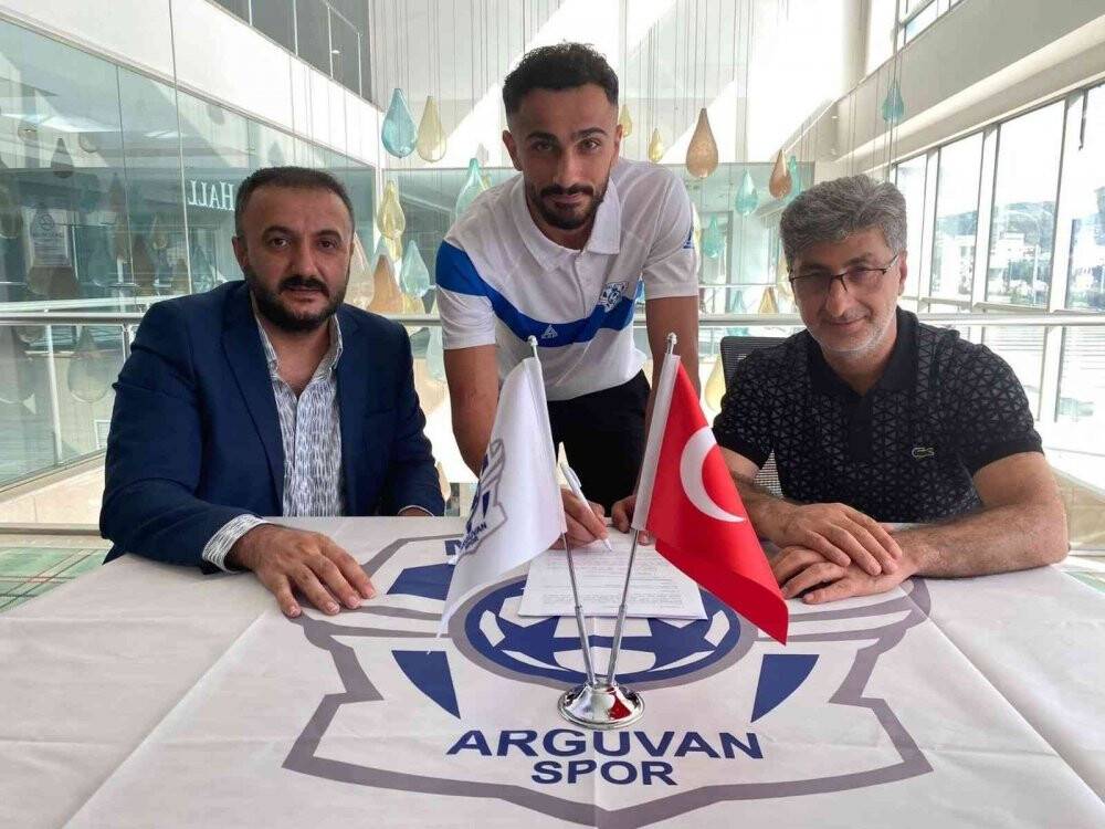 Arguvanspor’da imza şov