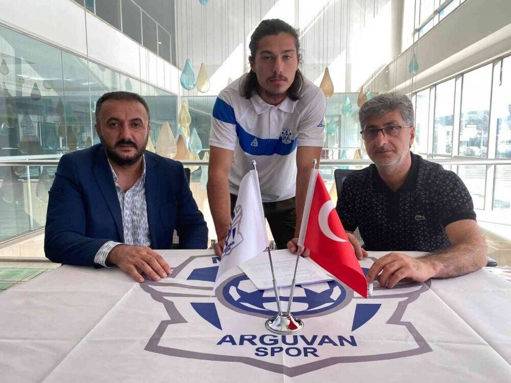 Arguvanspor’da imza şov