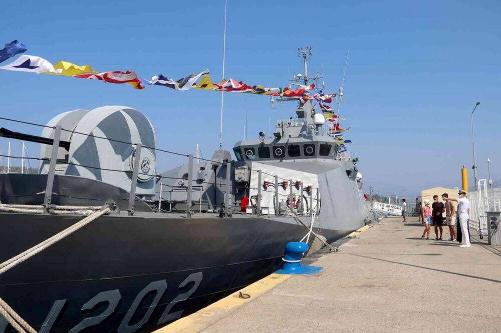 Askeri gemiler, halkın ziyaretine açıldı