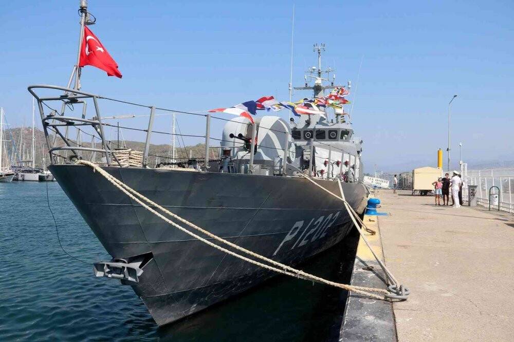 Askeri gemiler, halkın ziyaretine açıldı