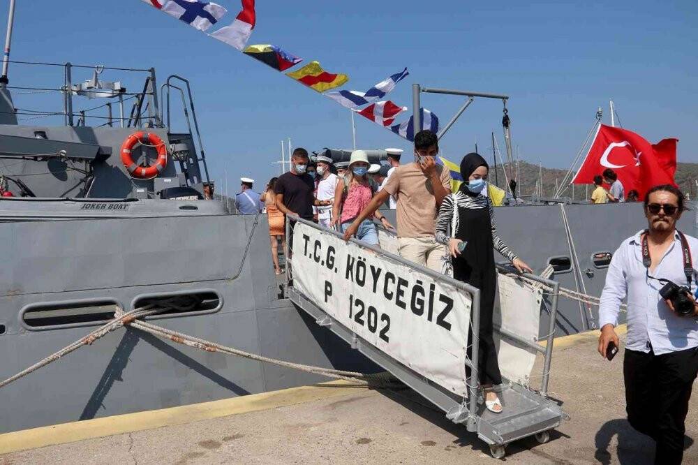Askeri gemiler, halkın ziyaretine açıldı