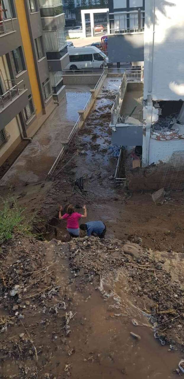 Başkentte su deposundaki patlama göçüğe neden oldu: 2 yaralı