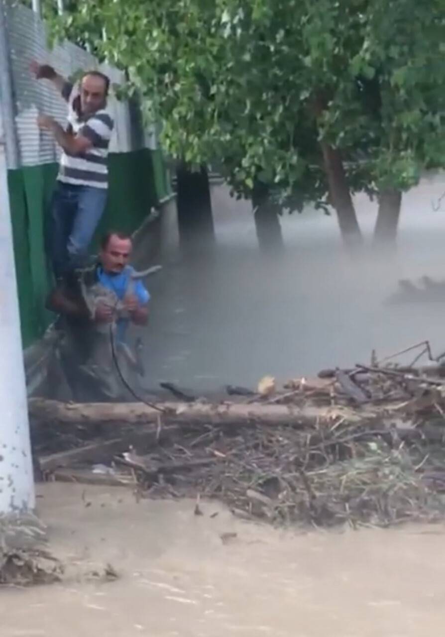 Bursa’da selde mahsur kalan köpeği ekipler kurtardı