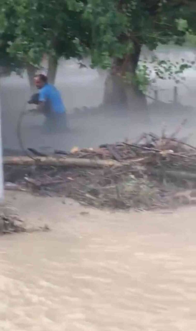 Bursa’da selde mahsur kalan köpeği ekipler kurtardı