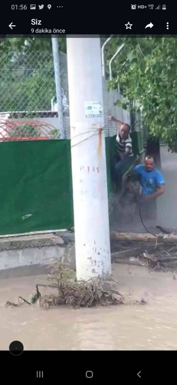 Bursa’da selde mahsur kalan köpeği ekipler kurtardı