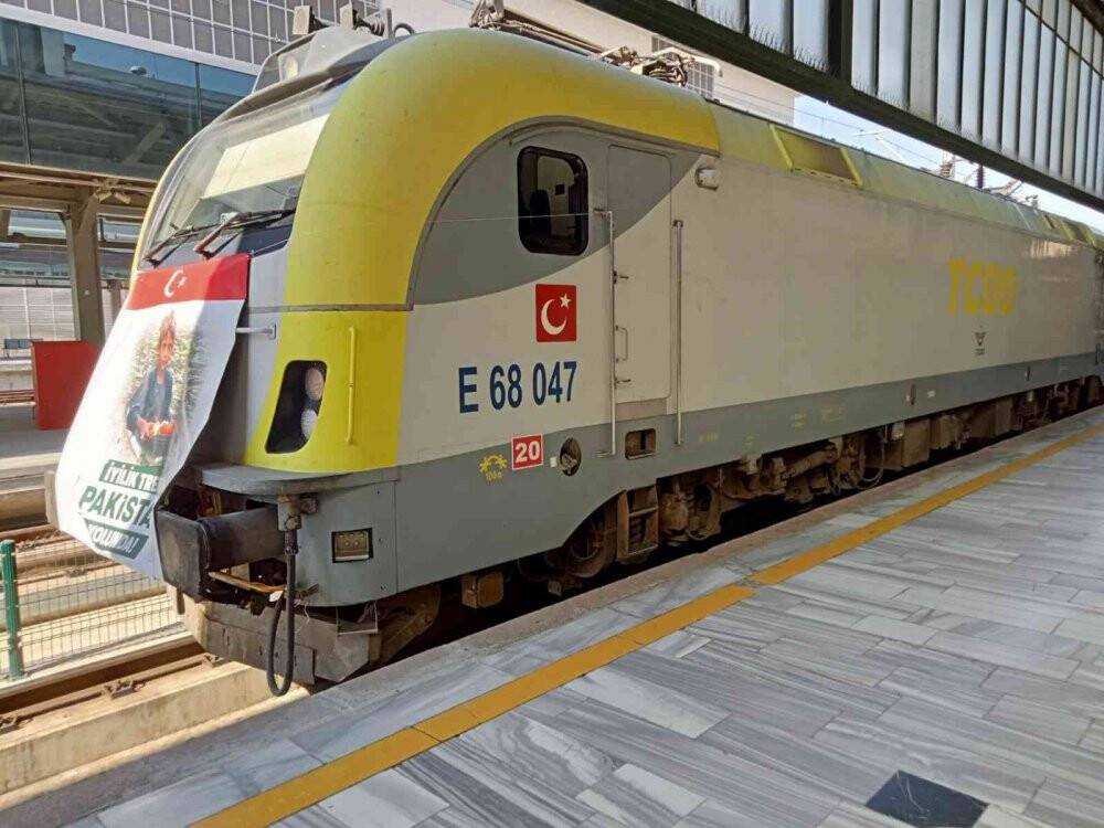 İçerisinde 500 ton yaşam malzemelerinin olduğu ’İnsani Yardım Treni’ Pakistan’a doğru yola çıktı