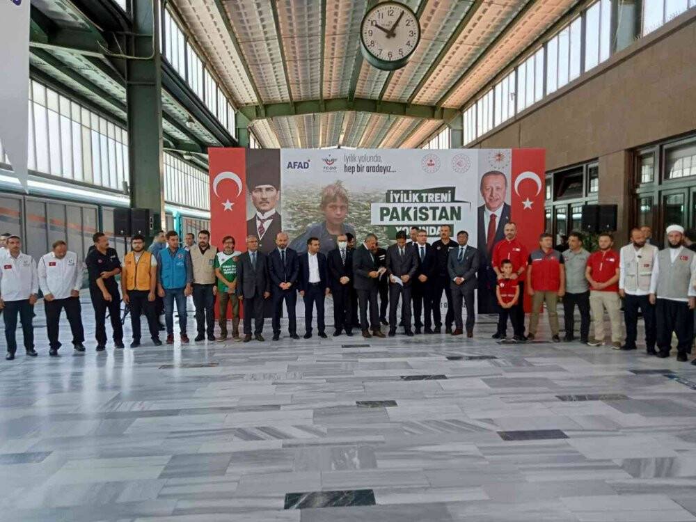 İçerisinde 500 ton yaşam malzemelerinin olduğu ’İnsani Yardım Treni’ Pakistan’a doğru yola çıktı