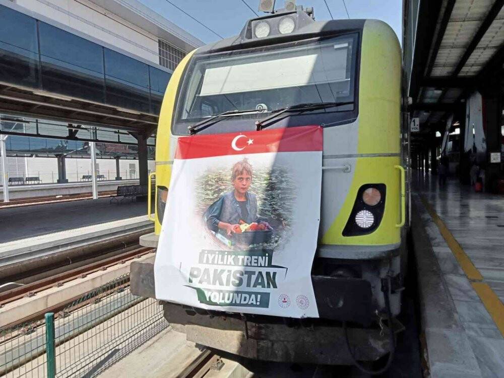 İçerisinde 500 ton yaşam malzemelerinin olduğu ’İnsani Yardım Treni’ Pakistan’a doğru yola çıktı
