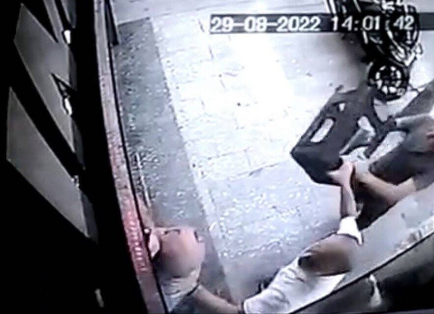 İstanbul’da film gibi soygun girişimi kamerada: Gaspçı çifti linçten polis kurtardı