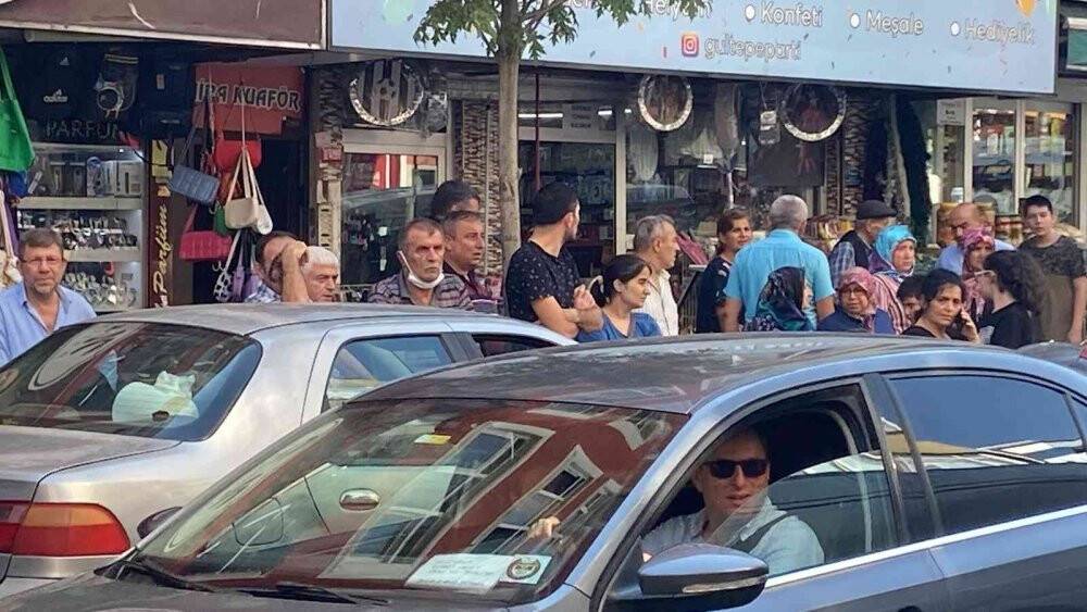 İstanbul’da film gibi soygun girişimi kamerada: Gaspçı çifti linçten polis kurtardı