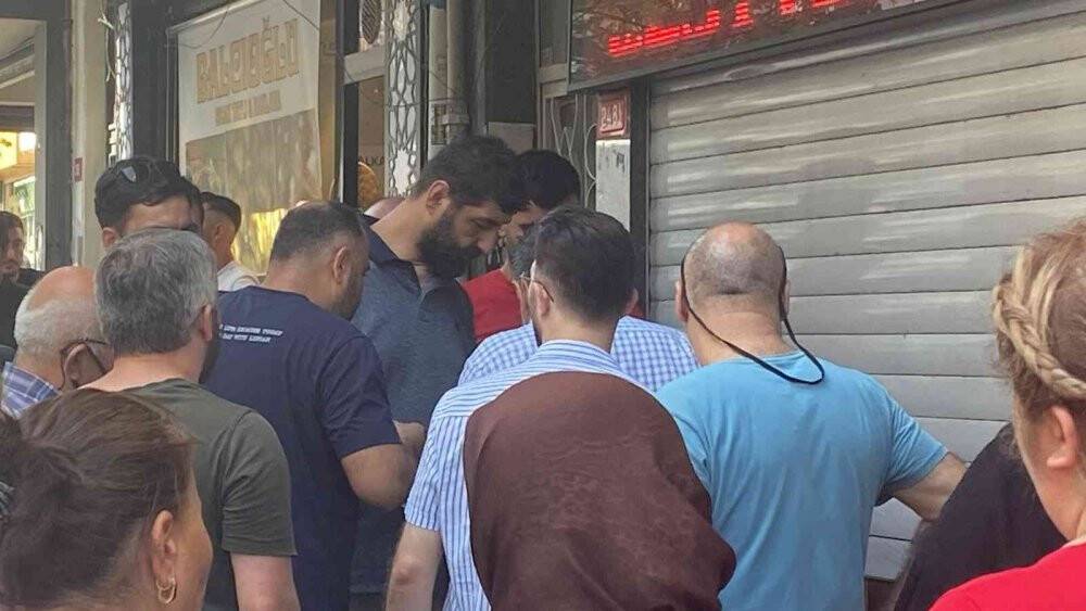 İstanbul’da film gibi soygun girişimi kamerada: Gaspçı çifti linçten polis kurtardı