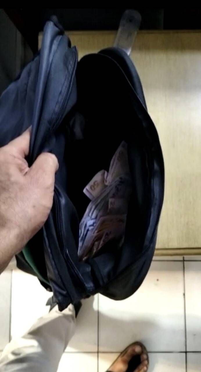 İstanbul’da film gibi soygun girişimi kamerada: Gaspçı çifti linçten polis kurtardı