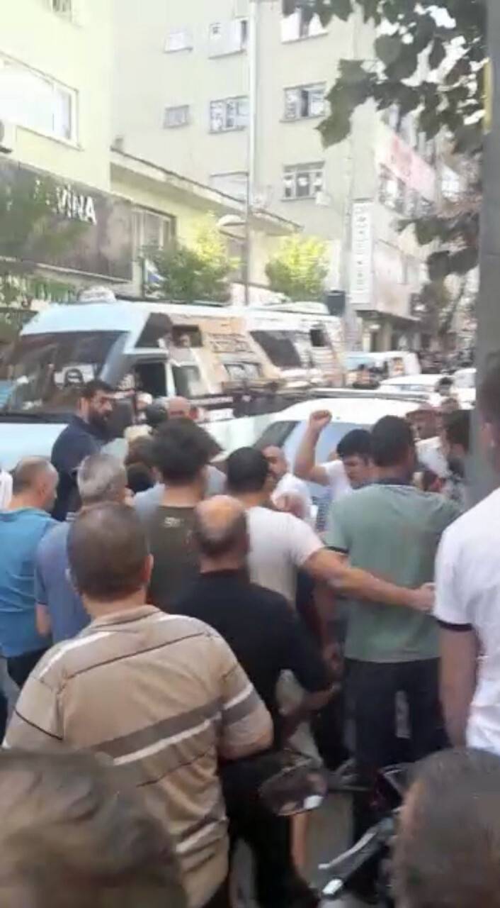 İstanbul’da film gibi soygun girişimi kamerada: Gaspçı çifti linçten polis kurtardı