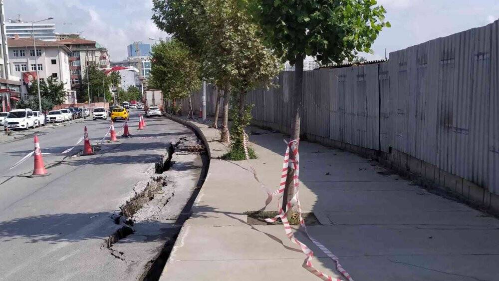 Küçükçekmece’de inşaatın temel kazısı sırasında yol çöktü