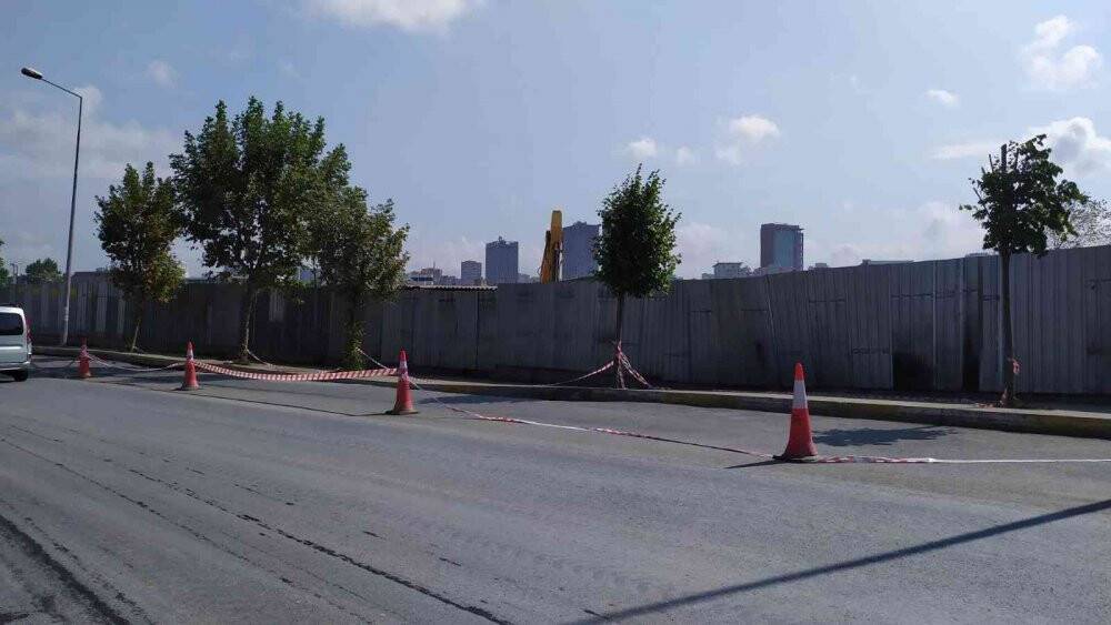 Küçükçekmece’de inşaatın temel kazısı sırasında yol çöktü
