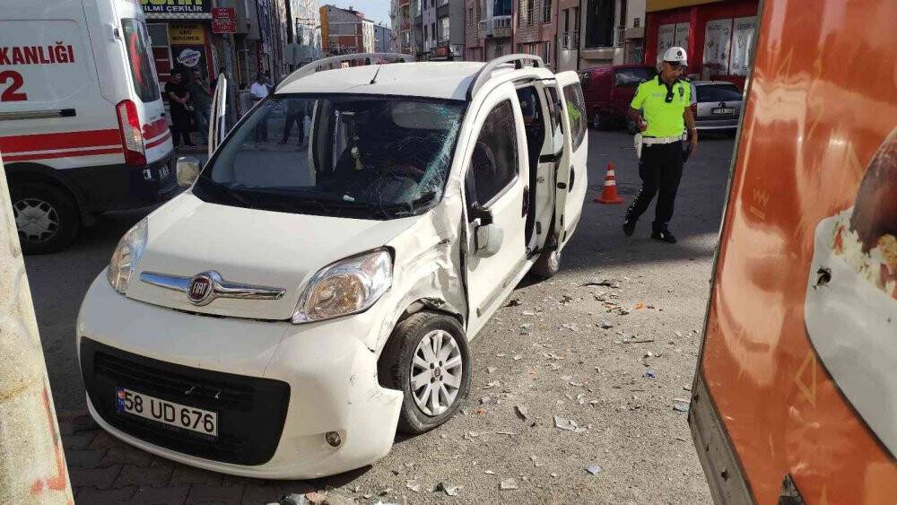 Sivas’ta hafif ticari araç ile kamyonet çarpıştı: 4 yaralı