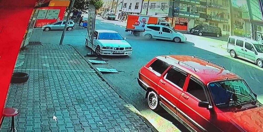 Sivas’ta hafif ticari araç ile kamyonet çarpıştı: 4 yaralı