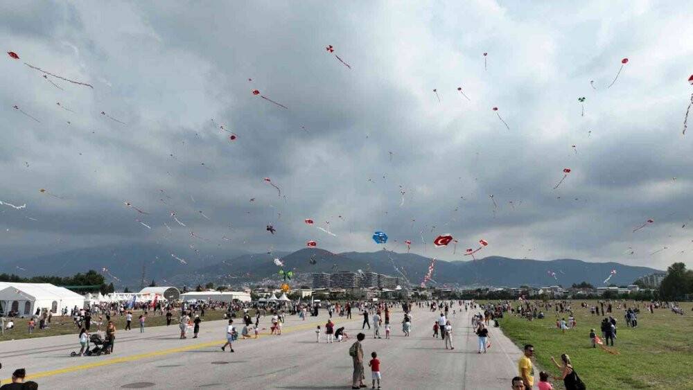 Zafer coşkusu göklere yansıdı