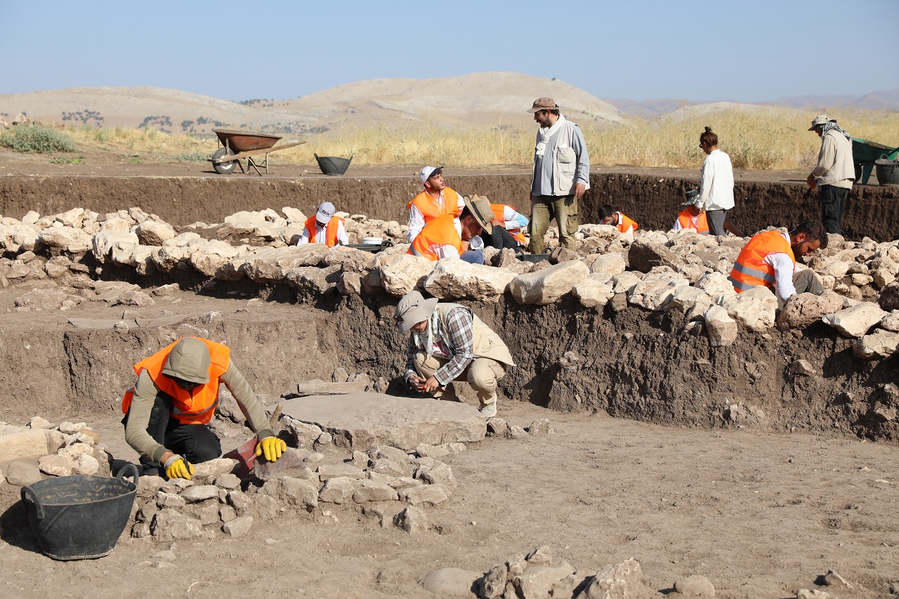 aa-20220831-28773860-28773850-uygarlik-tarihine-isik-tutan-cayonunde-sandik-tipi-3-yeni-mezar-daha-bulundu.jpg