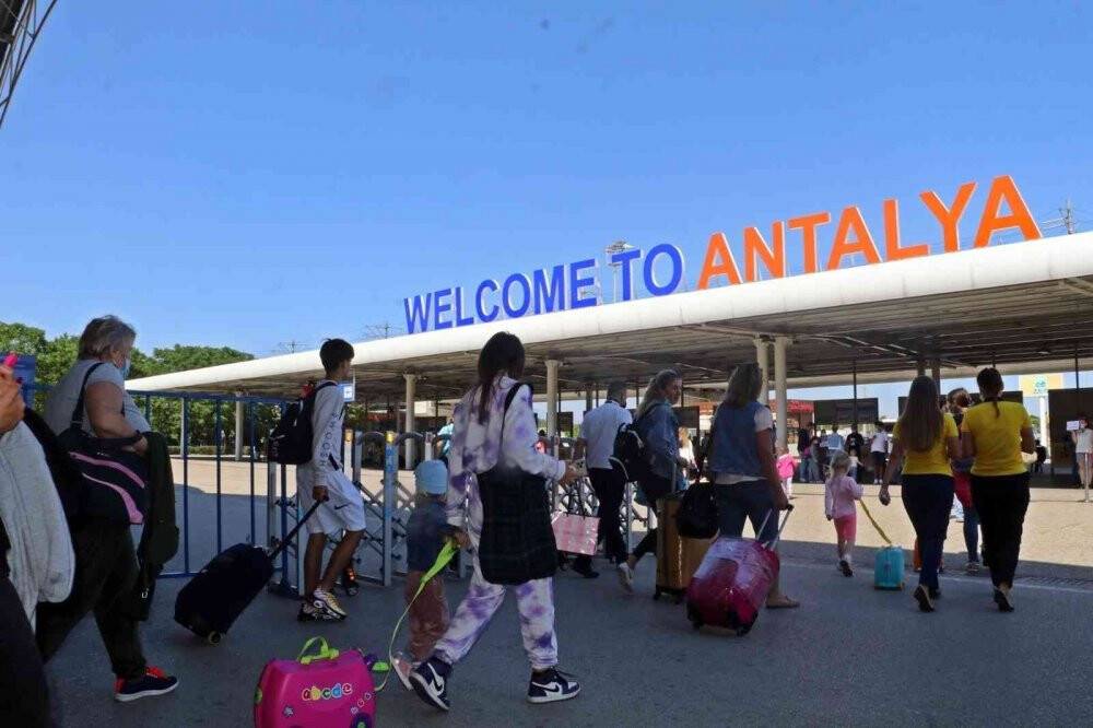 Antalya 3 ayda turist sayısını 4’e katladı