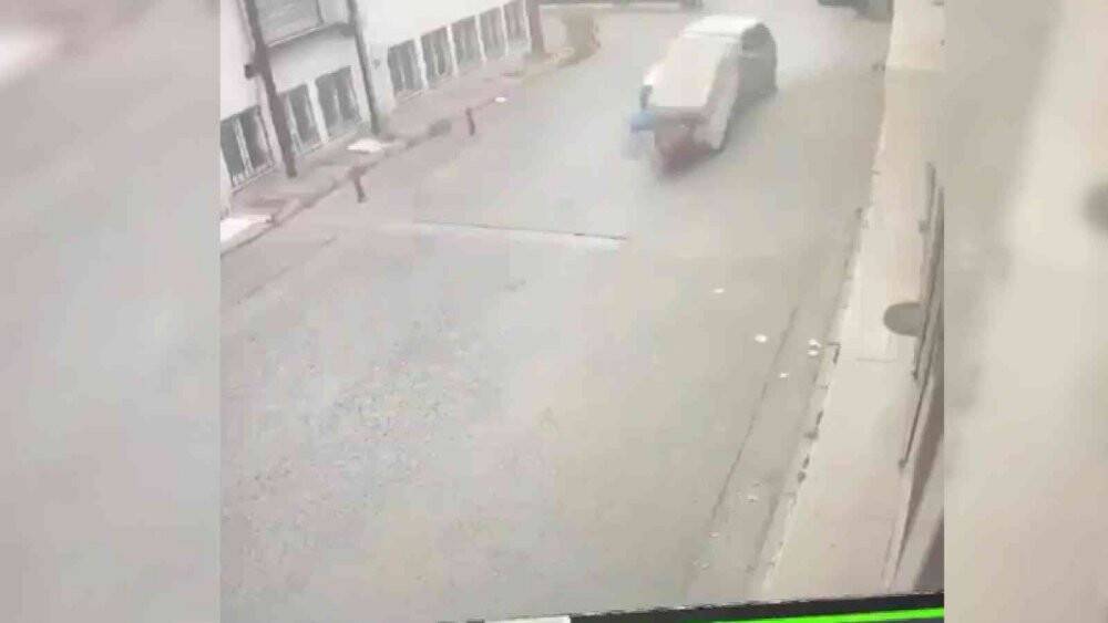 Bursa’da inanılmaz kaza kamerada...Ekmek teknesinin altında kaldı