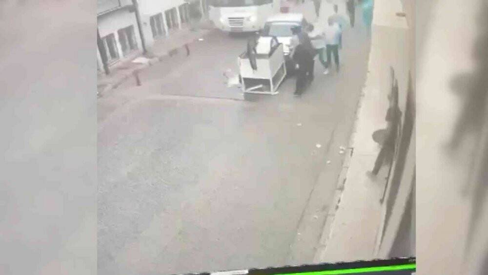 Bursa’da inanılmaz kaza kamerada...Ekmek teknesinin altında kaldı