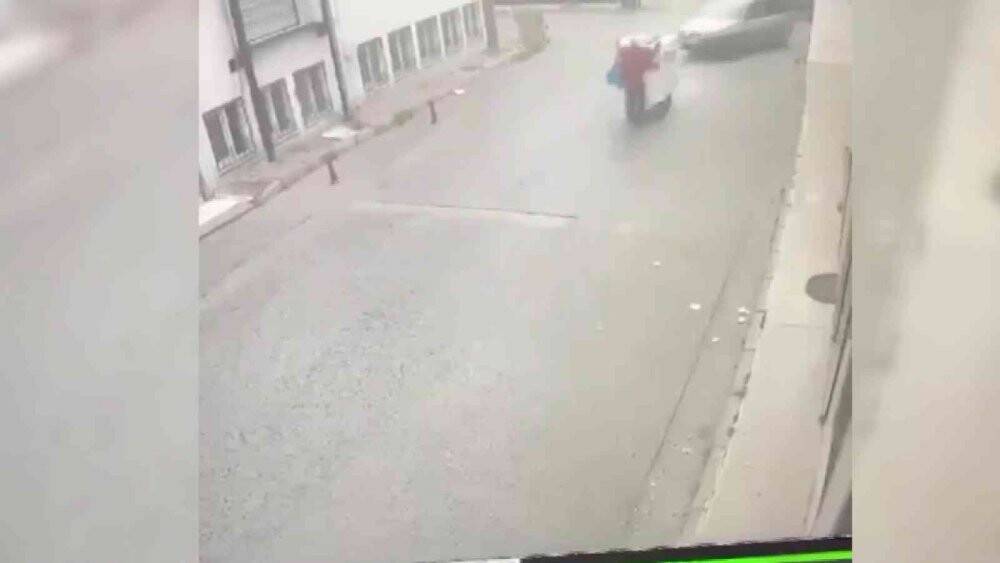 Bursa’da inanılmaz kaza kamerada...Ekmek teknesinin altında kaldı