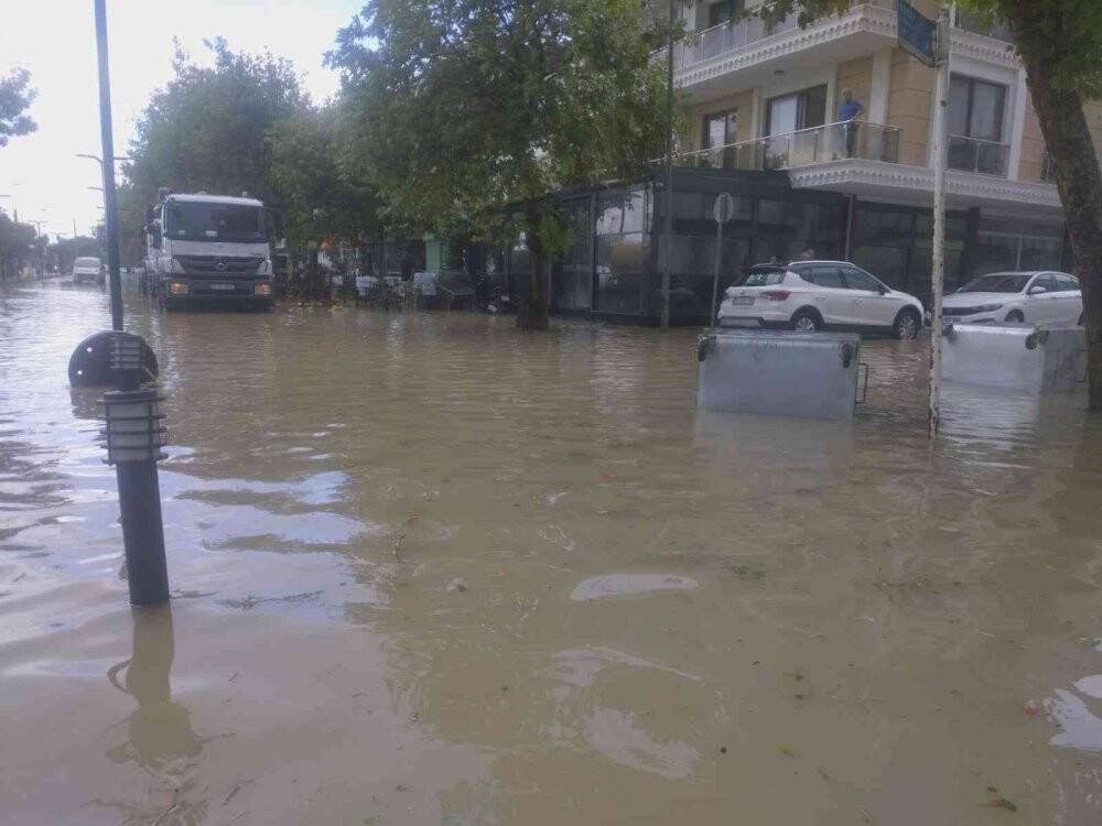 Tekirdağ’da dolu ve sağanak sonrası sokakları su bastı